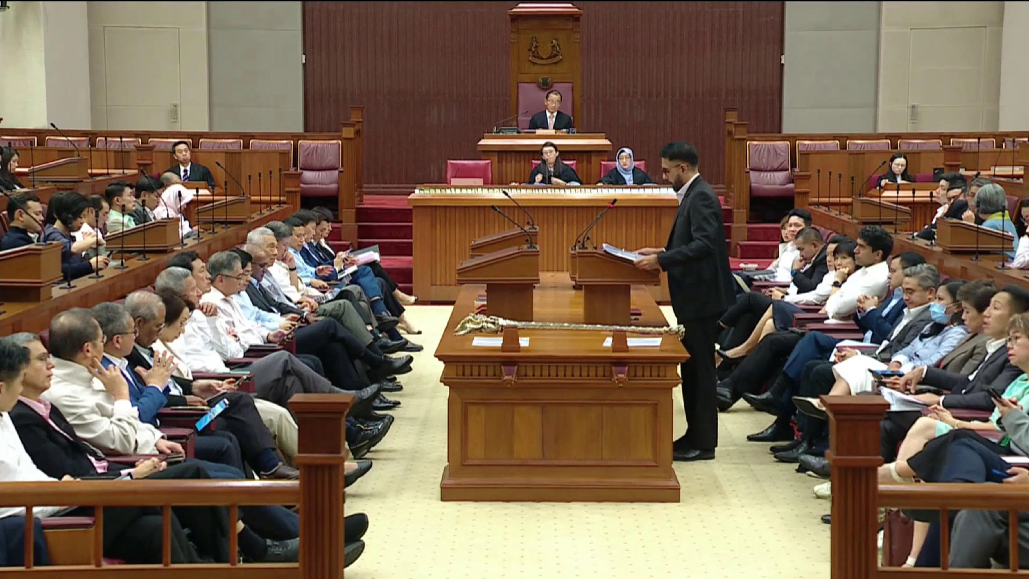 毕丹星起身要求英兰妮澄清。