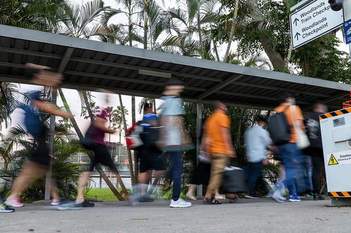 长周末前夕，一些人昨天傍晚（28日）就前往兀兰关卡，准备通关。（联合早报）
