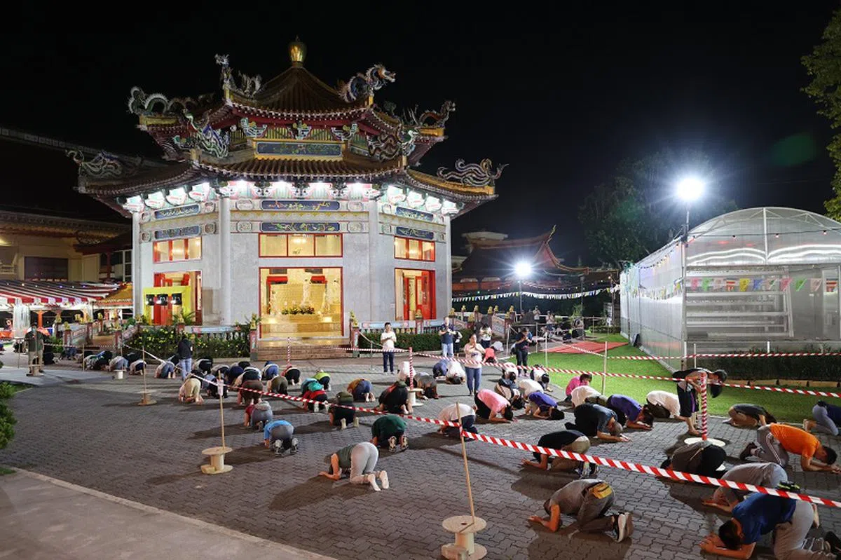 光明山普觉禅寺去年恢复举办三步一拜活动，吸引6500名信众参与。（新明日报）