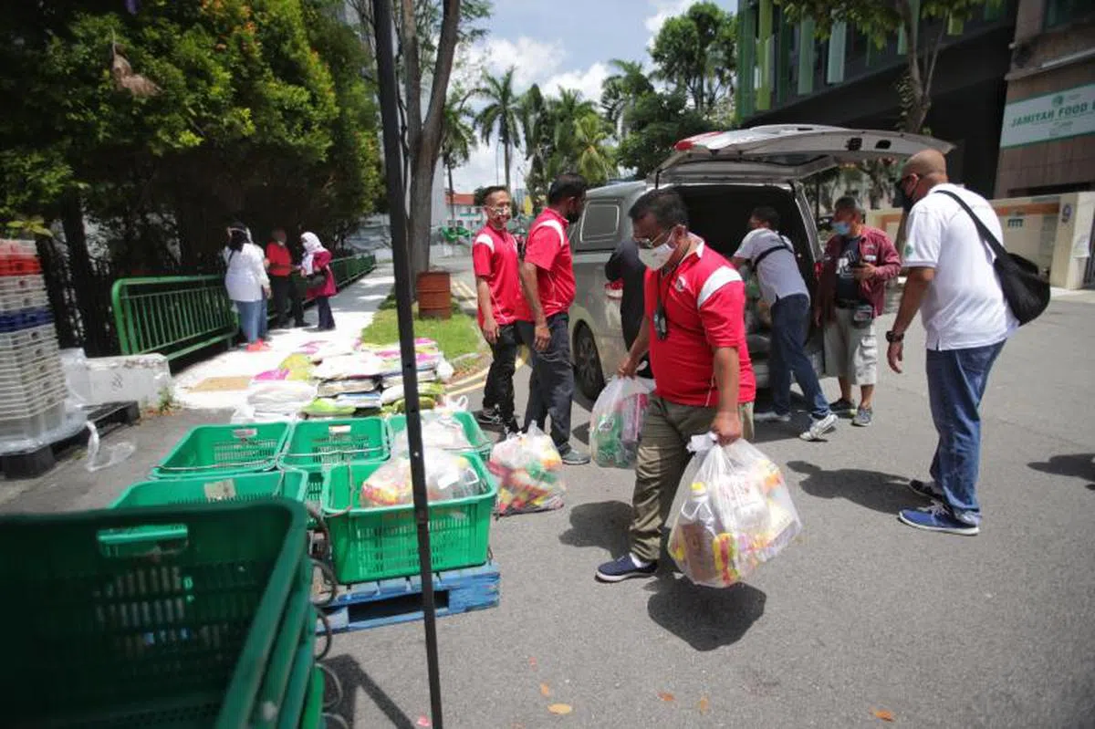 疫情暴发后，向食物银行求助的本地家庭有增多的趋势。（海峡时报）
