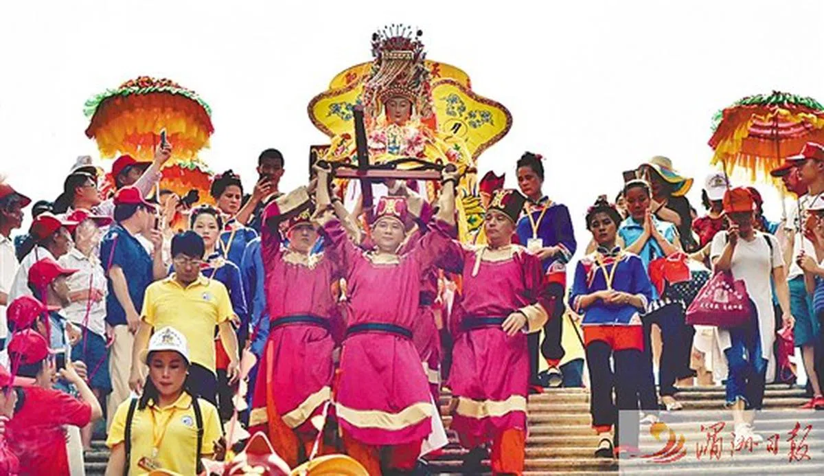  高1.8米的湄洲妈祖正殿金身在登机前于湄洲举行了隆重的起驾仪式。 