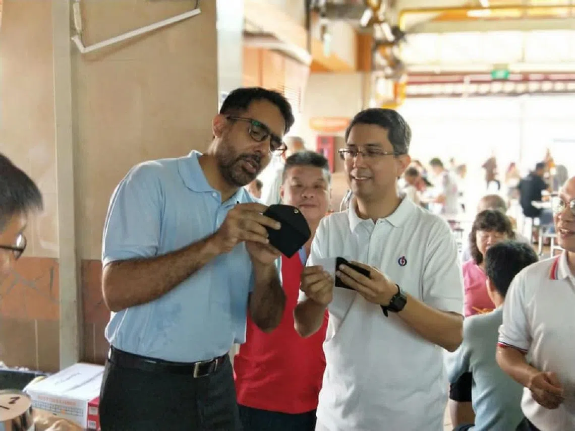 费绍尔博士（右）上载了与毕丹星的合照，并指工人党走访义顺的次数“寥寥可数”。（取自费绍尔面簿）