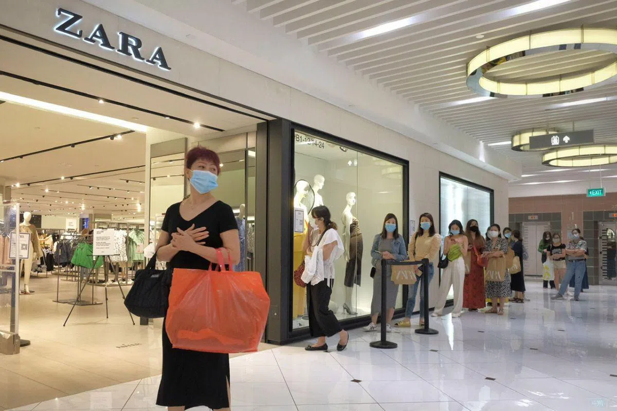  义安城的服饰店zara外排起长龙，不过大部分的顾客都手持一个zara袋子，不知道是不是赶着前往进行货物对换？（海峡时报） 