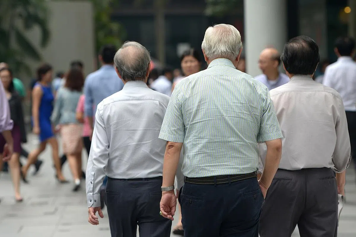 一些看护者除了要照顾家人，还得兼顾工作。（海峡时报）