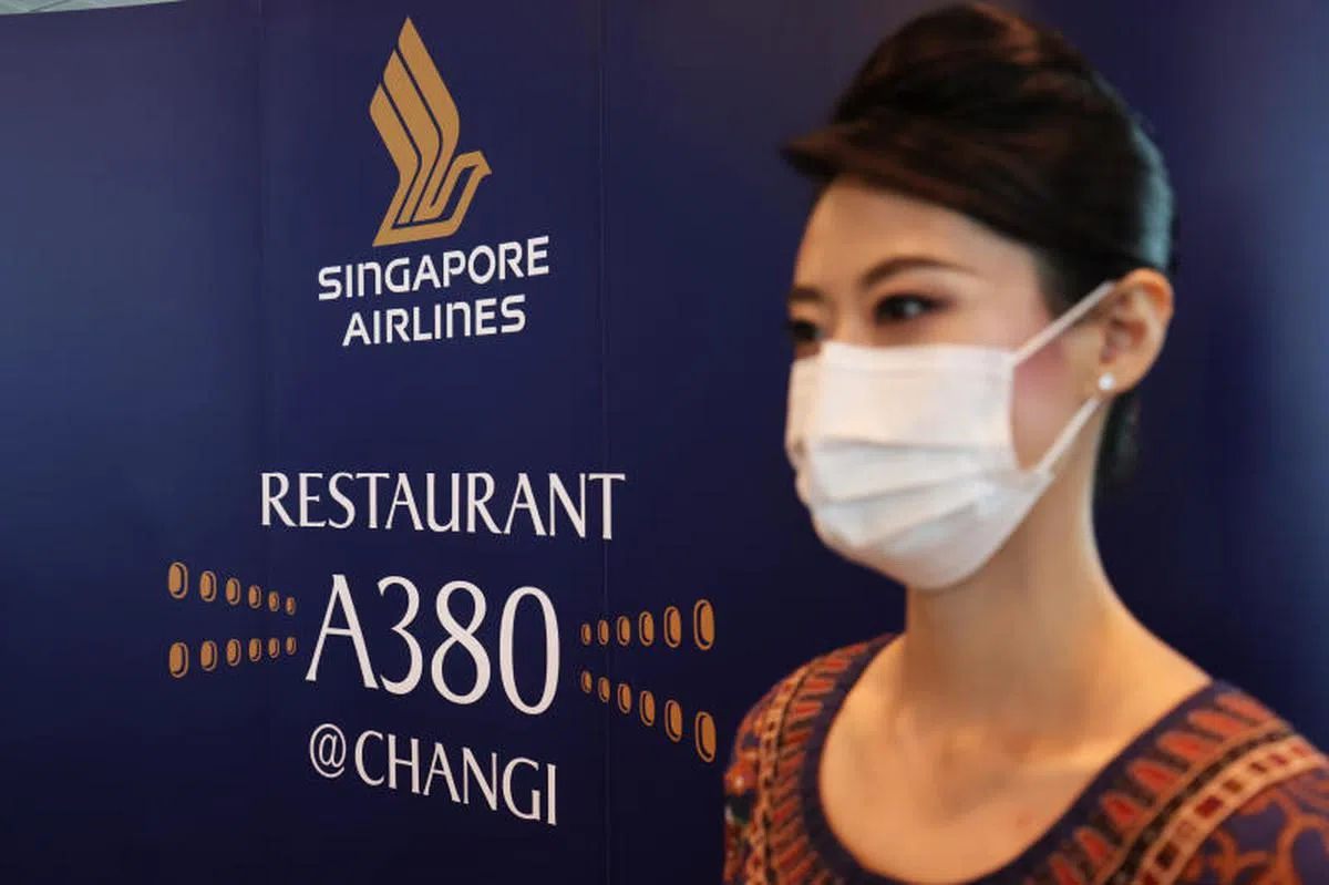  新航Restaurant A380@Changi一推出市场，就在半小时内卖个满堂彩。空服人员虽然戴上口罩，却用微笑的眼睛迎接乘客登机。（联合晚报） 