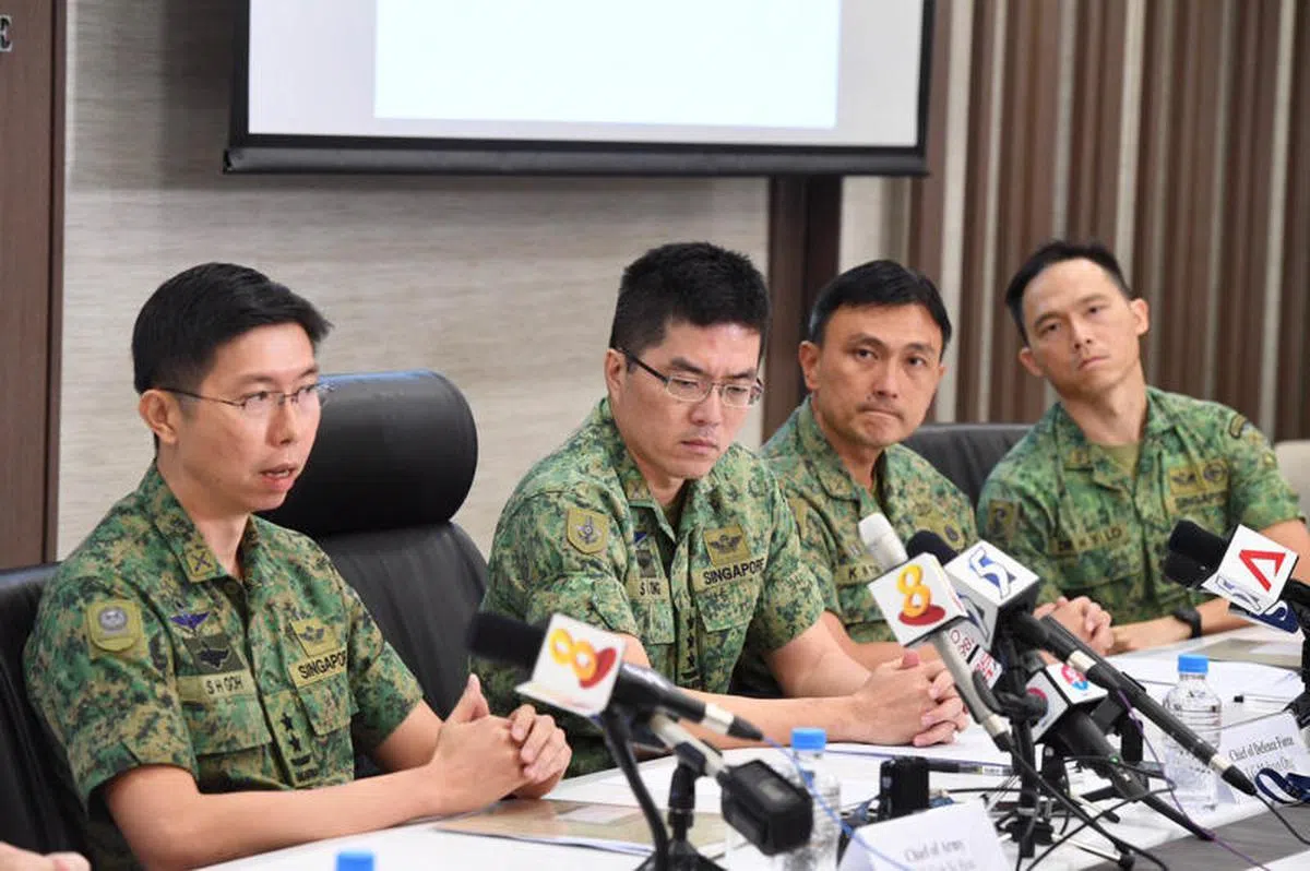  国防部昨天举行记者会，首次公开披露冯伟衷伤重致死事故的初步调查结果。（左起）陆军总长吴仕豪少将、三军总长王赐吉中将、作战后勤支援指挥部司令陈君有上校，和陆军军医长卢宏一上校。（联海峡时报） 