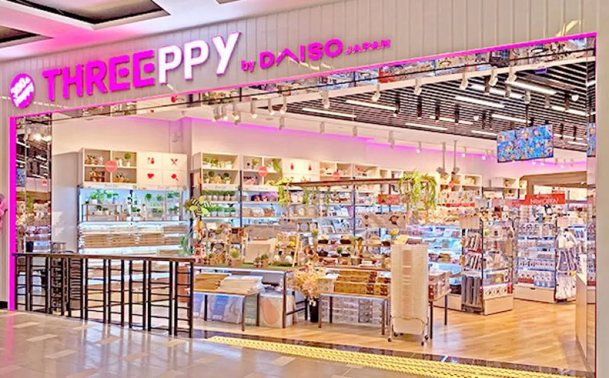Daiso旗下品牌Threeppy走甜美梦幻风，货品用色以粉红、薄荷与灰色为主，锁定顾客对象为35岁以下女性。在日本，这品牌以售卖“300日币”（约等于6.21新元）商品著称。来到本地，也会跟随主店Daiso征收7％消费税。（互联网）