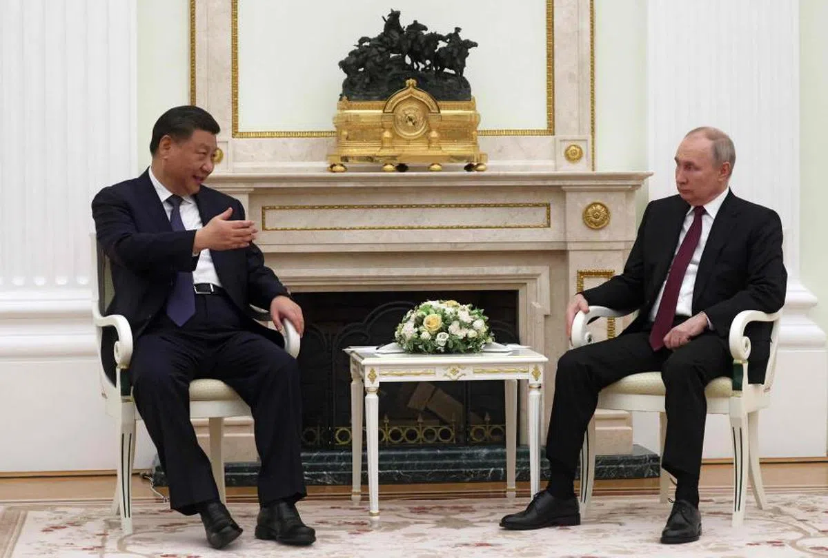相对略显焦虑的普京（右），习近平（左）显得比较沉稳自信。（法新社）