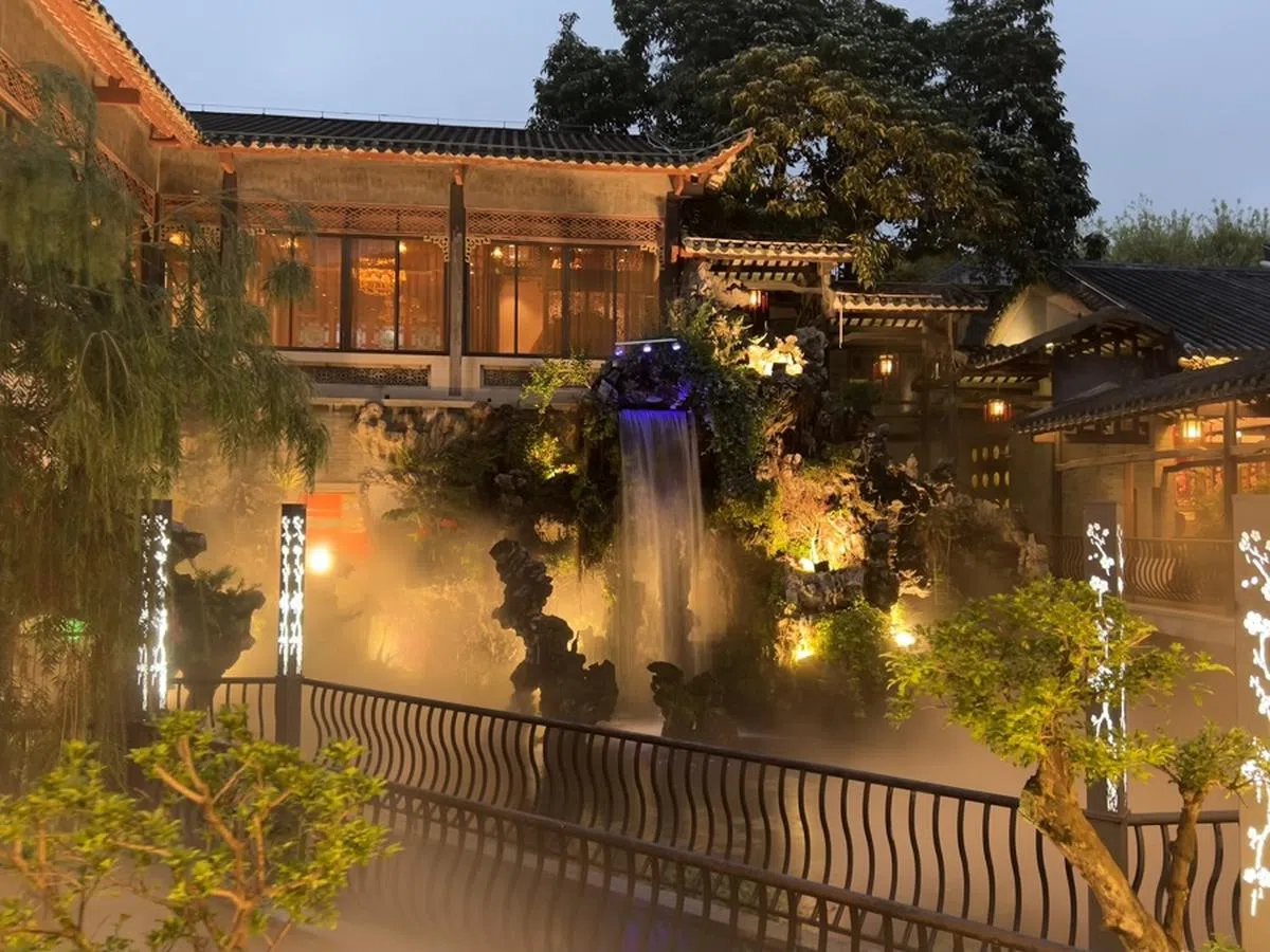 “昨晚（3月28日）晚餐前，瞥到了这梦幻般的景色。”（李显龙总理脸书）