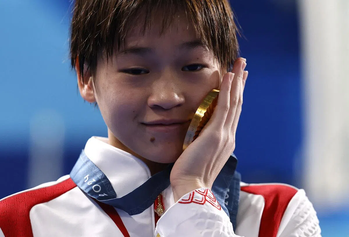 全红婵凭借巴黎奥运会赢得的女子双人10米台金牌和女子10米跳台金牌，成为中国奥运史上最年轻的三金得主。（路透社）