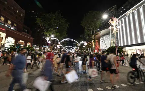 弥漫着圣诞气氛的乌节路，却看不到人们口罩背后的微笑。（商业时报）