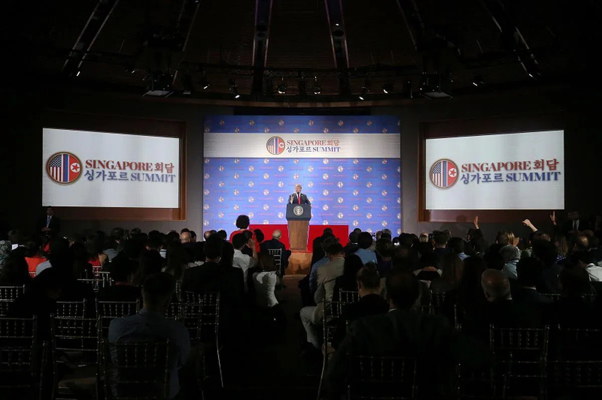  特朗普在嘉佩乐酒店的记者会现场有两个大屏幕。（联合早报） 