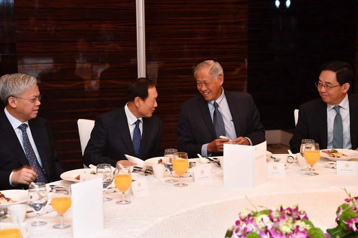  亚细安加八国防长会议（ADMM-Plus）10月在我国举行期间，黄永宏宴请中国国防部长魏凤和（左二）。（黄永宏面簿） 