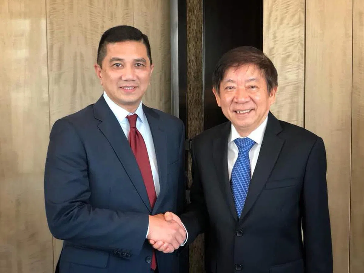  基础建设统筹部长兼交通部长许文远（右）今年8月曾到马来西亚，同马国经济事务部长阿兹敏（左）会面，就新隆高铁等交通项目进行讨论。（阿兹敏面簿） 