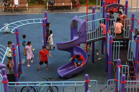 孩子们在游乐场玩耍。（海峡时报）