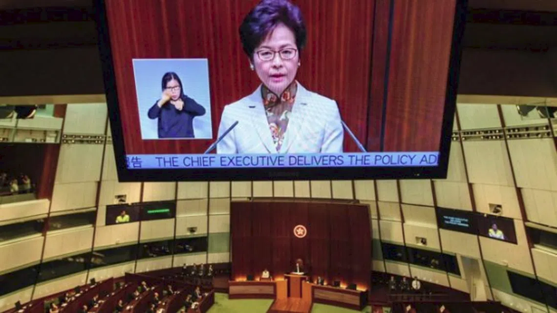 林郑月娥在立法会发表施政报告演说（互联网） 