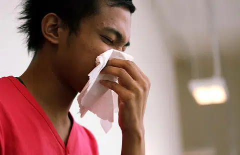 这个年头，在户外擤个鼻涕也会引来异样目光。（海峡时报示意图）