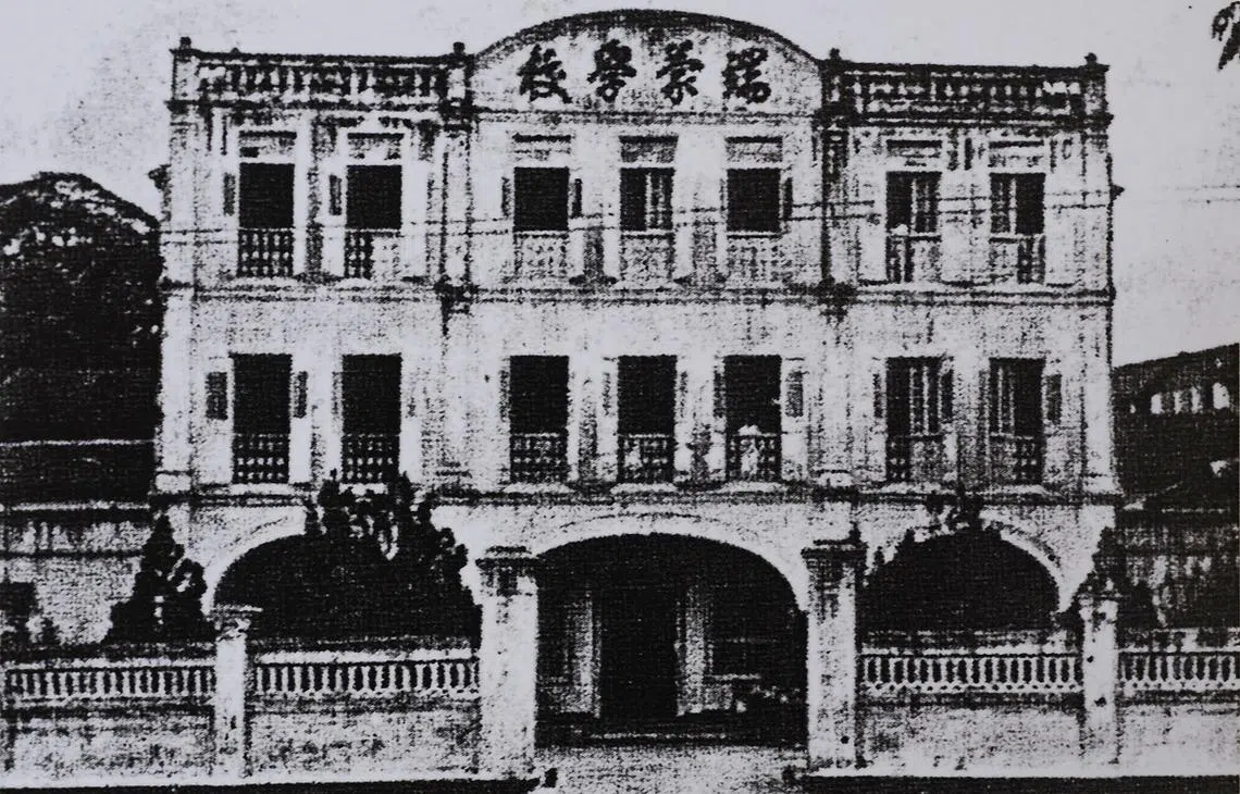 一名60岁的校友梁秀香说，父亲在她刚上中一的第二周就去世了，是端蒙的老师们阻止了她辍学的念头。他说，“父亲去世后，我的生活改变了，对我打击很大，我开始变得很叛逆，但老师们耐心地劝导我，让我走回正轨。（联合晚报）