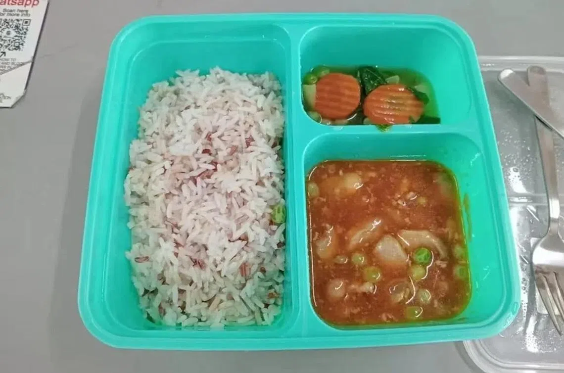 华侨中学一款新的预制餐盒遭网民狠批。