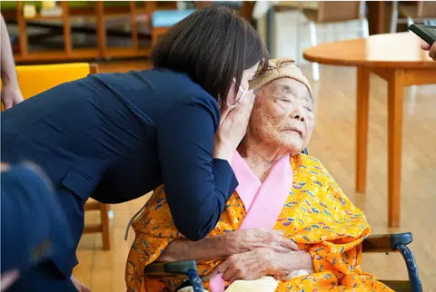 长寿研究员山本由美（左）与现龄113岁的平良菊江（Kikue Taira）。平良菊江和姐姐我如古カメ（Kame Ganeko，活到114岁，在2019年去世）是人类史上最长寿的一对姐妹。（LongeviQuest）