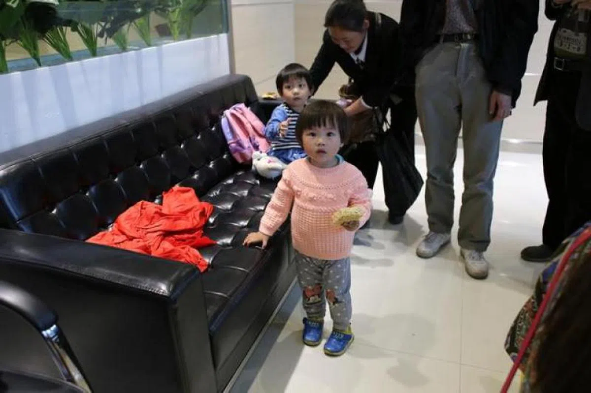  第一次见到与自己肤色眼睛都不一样的Becca和Dan，Selah眼里只有害羞和不安。（Becca的Instagram） 