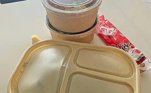 武吉坎贝拉小贩中心正式启用，摊贩征收的打包附加费却引起争议。（新明日报）