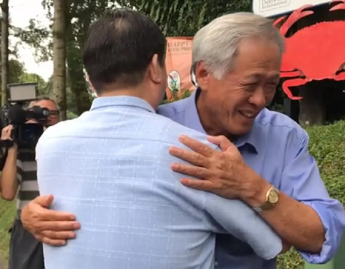  最后再给抱一下。（黄永宏面簿视频截图） 