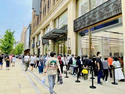 上海6月1日解封，商场开放出现人龙。（联合早报）