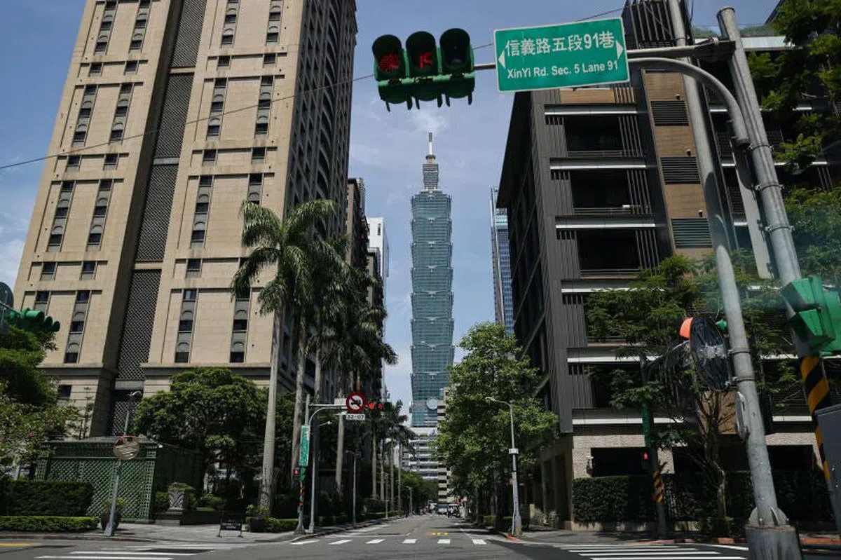 拥有许多外企总部、金融总部落户的台北信义区，2021年5月期间街上空荡荡，不远处的台北101大楼显得一片寂寥。（路透社）