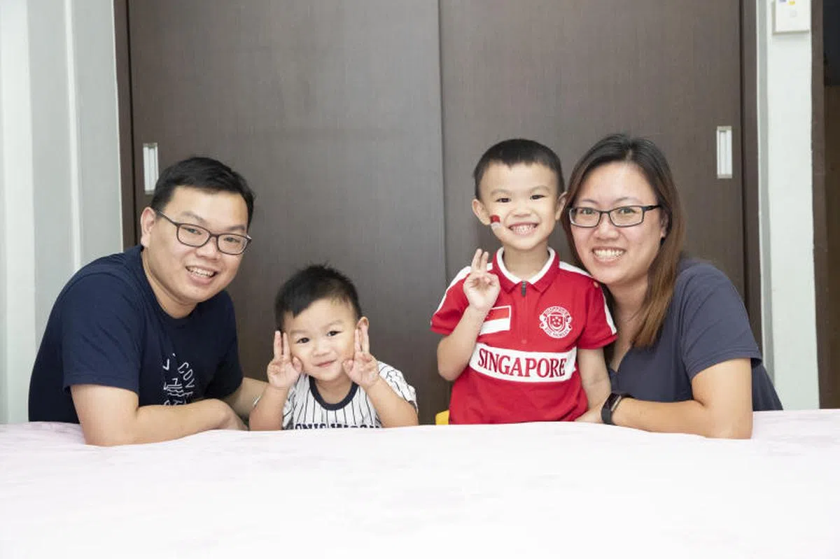  罗顺鸿（右二）与林伊敏（左二）育有两个年幼的儿子，随着获取托管额外津贴的门槛降低后，他们将能省下三分之一的托管费用。（通讯及新闻部提供） 
