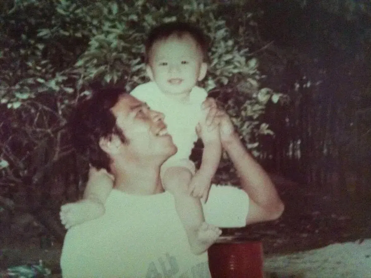 张家平与年幼的张俊炎合照。（张家平提供）