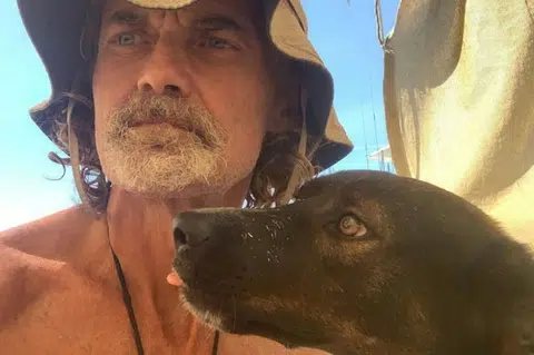 澳大利亚籍水手沙多克和爱犬贝拉在太平洋上相依为命三个月。（路透社）