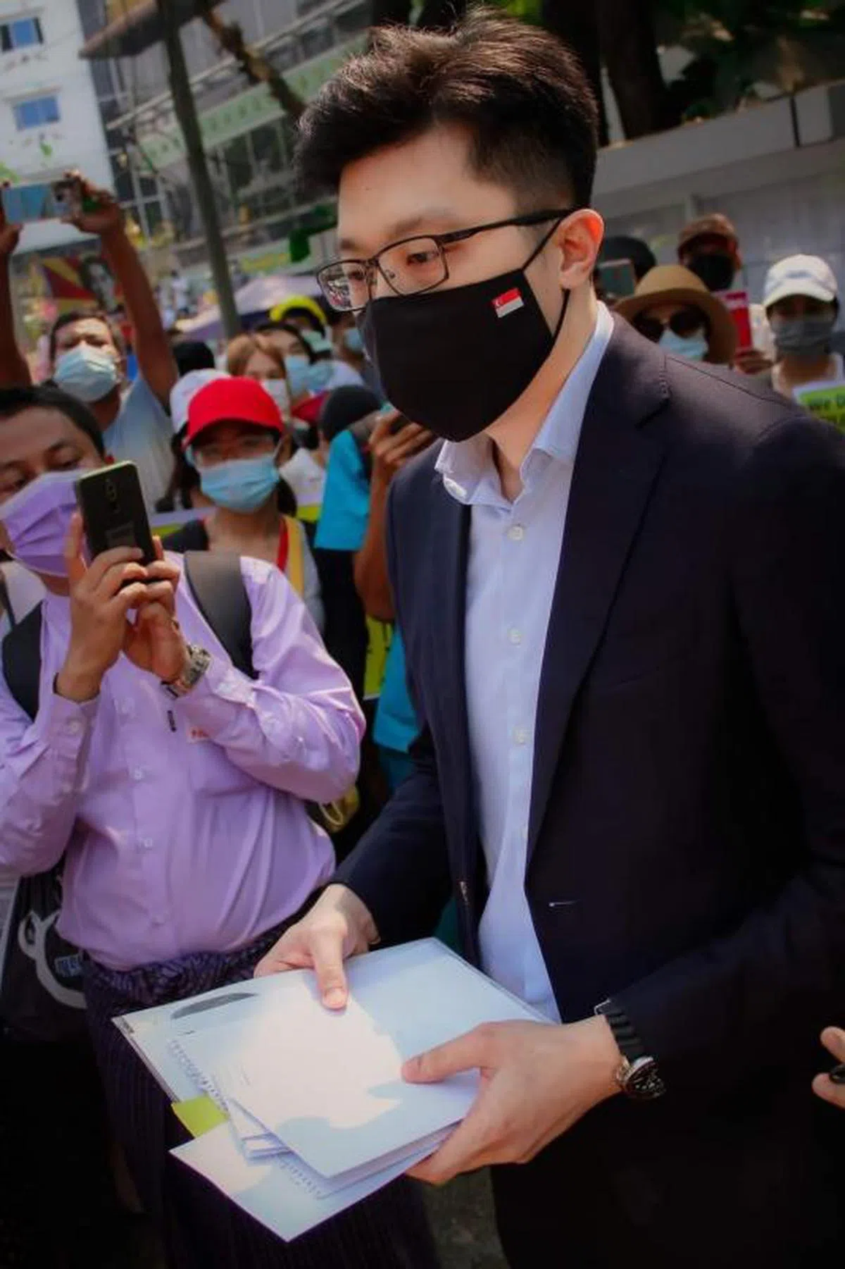  代表大使馆接收示威者请愿信的David Liang意外在当地社媒爆红。（Min Kyaw Paing面簿） 