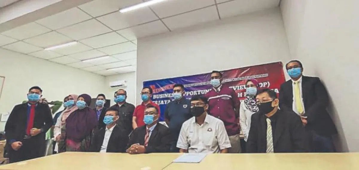  莫哈末依扎出席土著房地产顾问讲座会开幕礼。（坐者左二）（光明日报） 