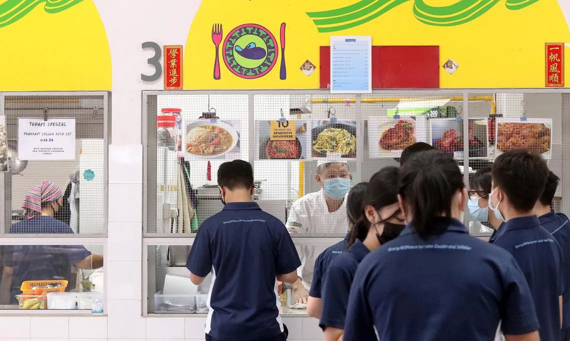 教育部近期调整学校食堂价格的指导原则，鼓励校方定期调整食物价格以反映实际成本，同时确保食物品项负担得起。（联合早报）