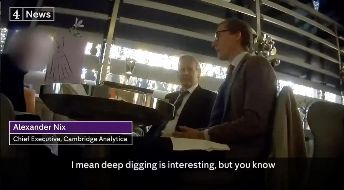  尼克斯（右）向乔装的第四频道记者大谈“剑桥分析”的助选之道。（视频截图） 