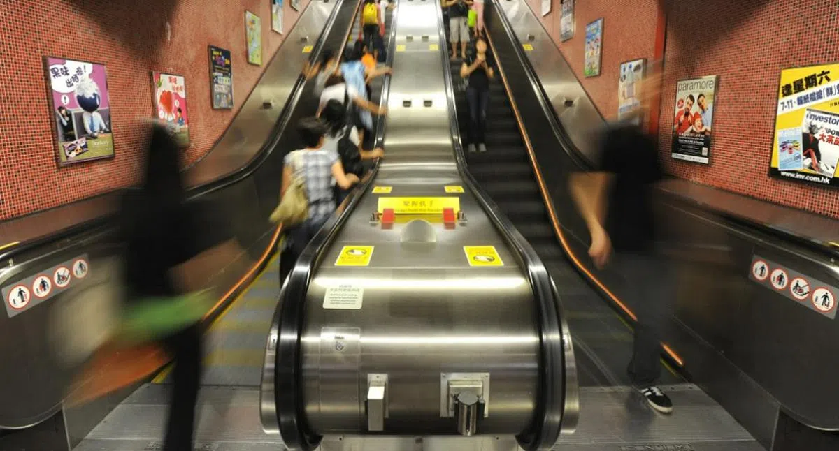 如果不赶时间，在香港记得靠右站。（香港01）