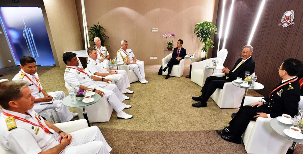  五国联防安排的签约国，即澳大利亚、马来西亚、新西兰、英国和新加坡的海军总长，在今年5月中旬举行的亚洲国际海防展览及会议的场边与黄永宏医生（右二）会晤，共同重申各方将遵守致力推动五国联防安排的承诺。（新加坡国防部） 