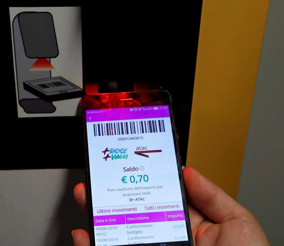  民众可透过手机应用程序，扫描条码记下循环塑料瓶记录。（路透社） 