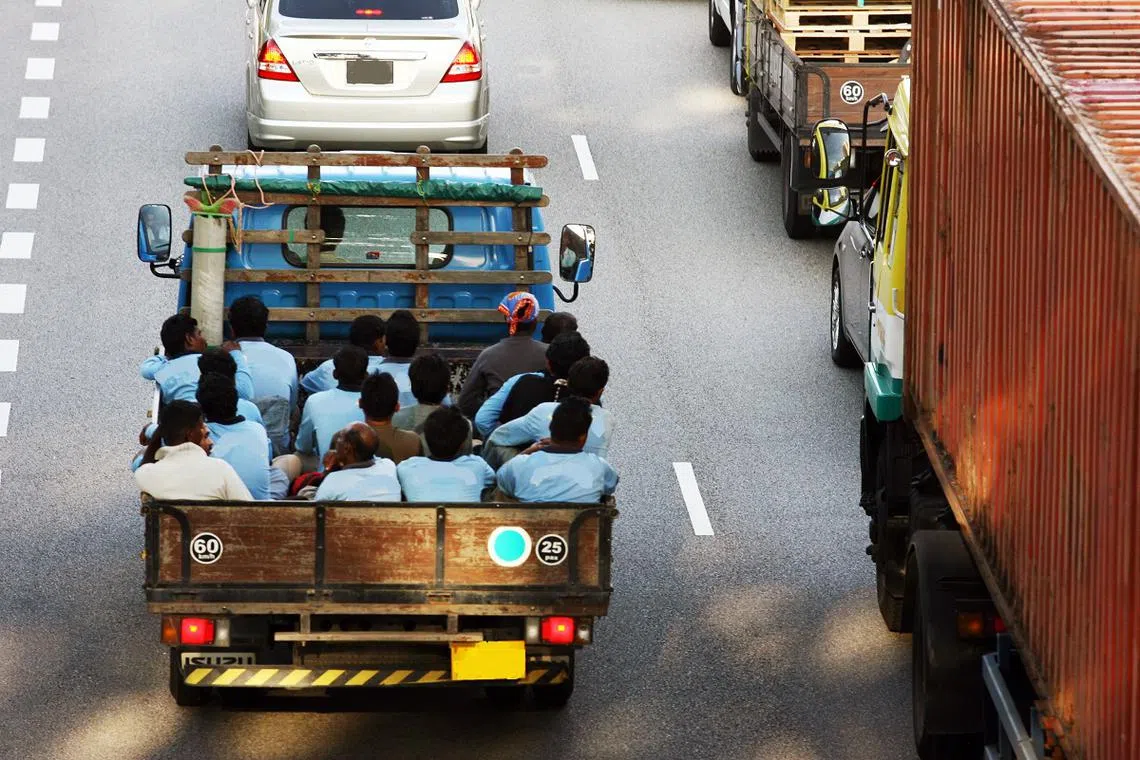 用运货罗厘（或许有些许改装以便乘客能够就坐）来运载客工在新加坡是相当普遍的做法，特别是那些缺乏雄厚资金的中小企业主。（联合早报）