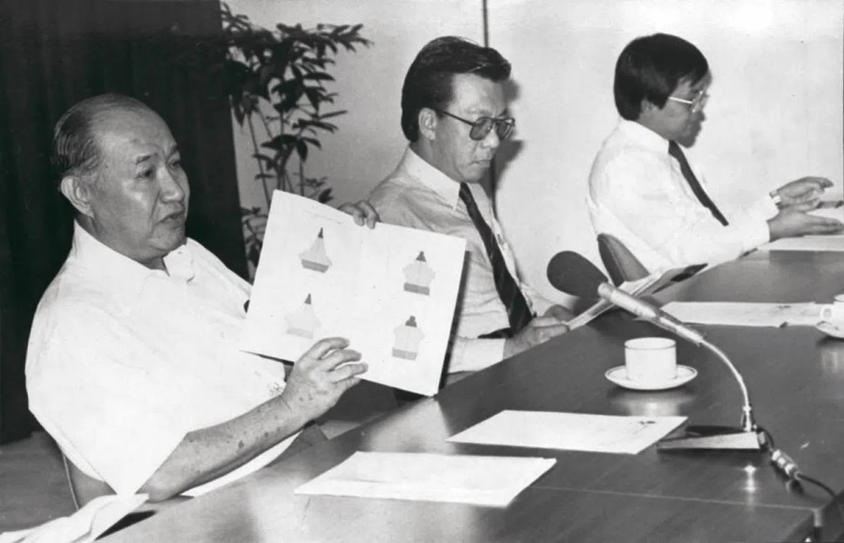 1984年3月，由卫生部长侯永昌（左一）领导的老人问题委员会召开记者会发表多项建议。（联合早报）