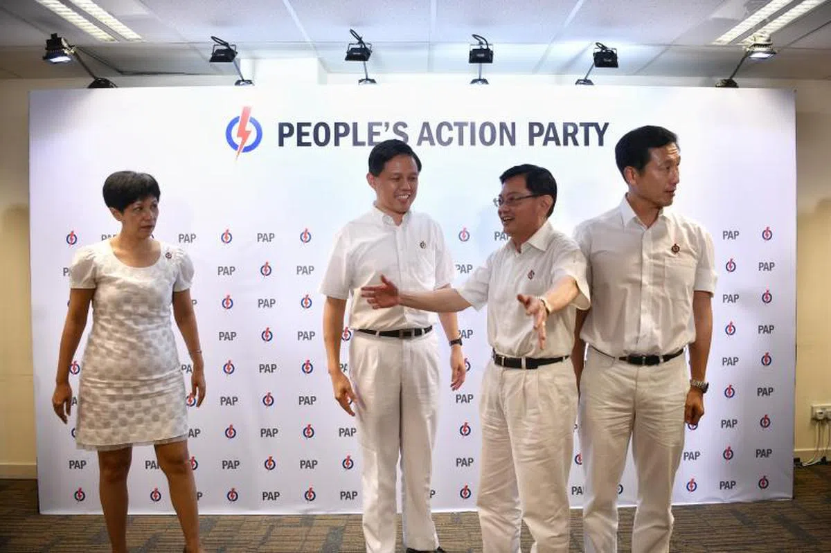  王瑞杰（右二）说了什么？陈振声笑，英兰妮愣住（左一），王乙康应该是没听到（右一）。（海峡时报） 