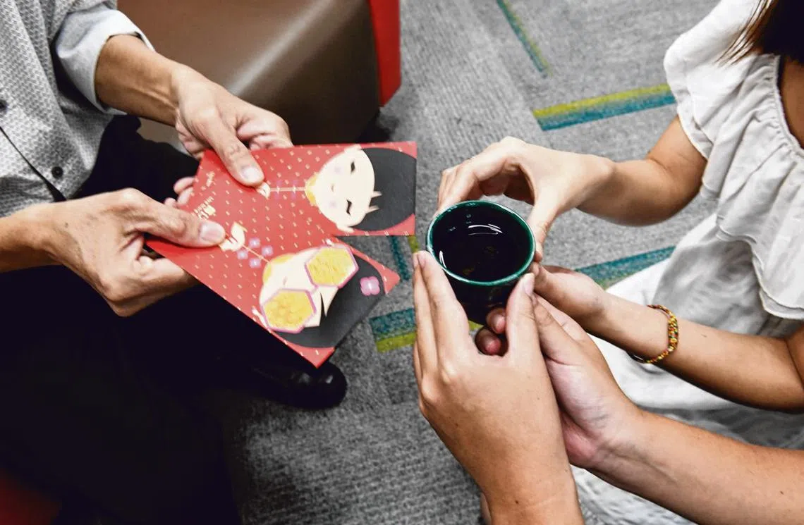 华人长辈一向会在婚礼中的敬茶仪式回赠红包，祝福新人。（示意图）