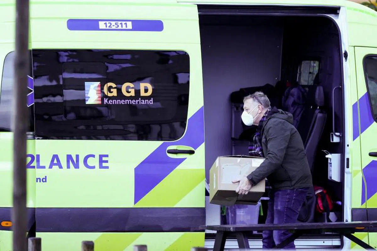 荷兰在入境班机中侦测到感染奥密克戎变种病毒的患者。（法新社）