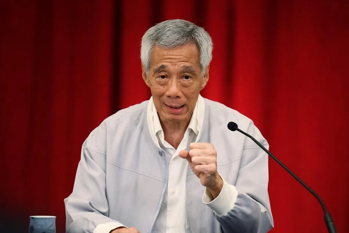 李显龙在记者会上就陈川仁与钟丽慧退党一事回答媒体询问。（联合早报）