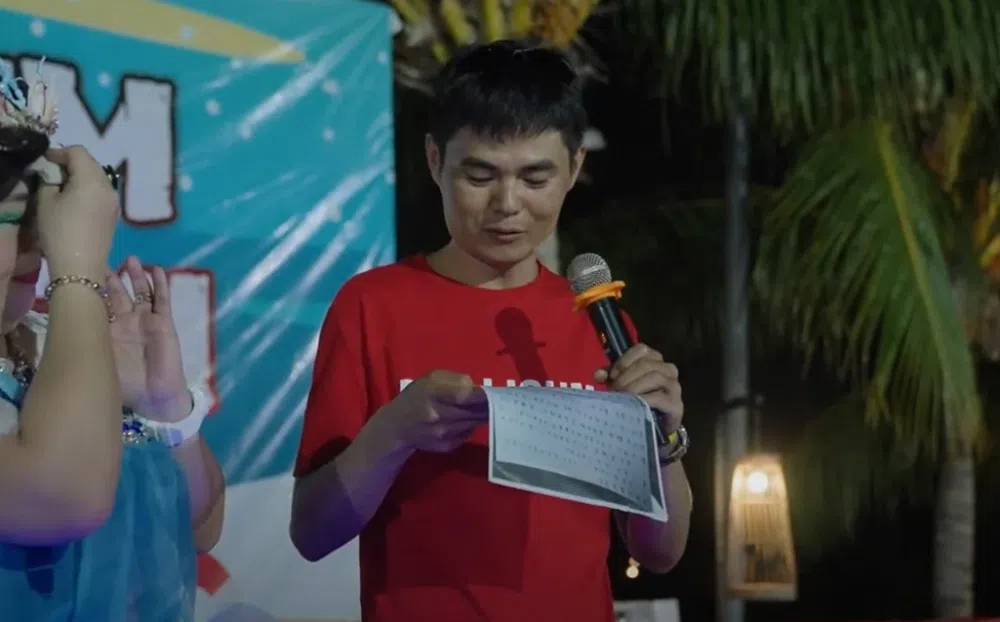 孙科在台上读出太太给他写的家书。（Pollisum）