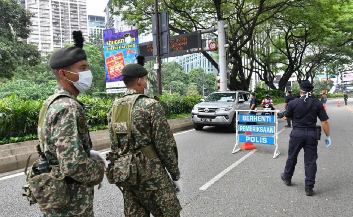 马来西亚政府已在22日出动军队到全国各地与警方联合执行行动管制令，共同维持社会秩序与取缔违反行管令的民众。（东方日报）