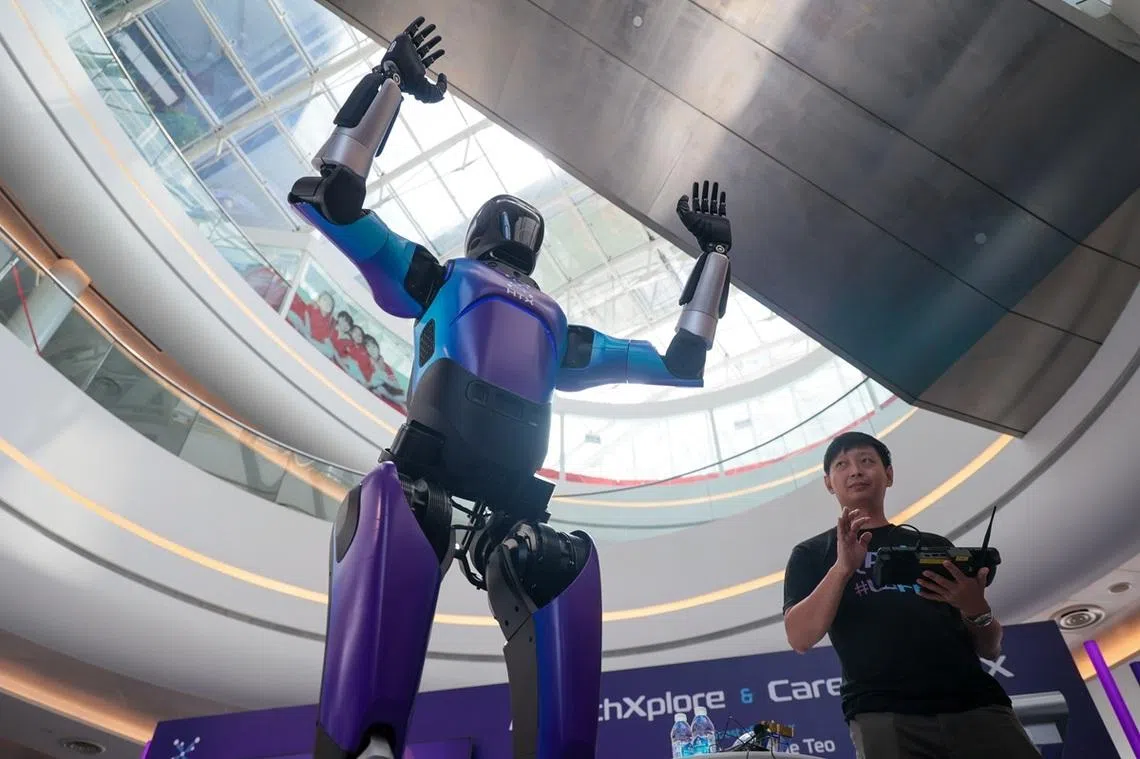 内政科技局目前已接收四台人形机器人，并已展开测试和研究，开发符合本地环境的软件和程序，从而辅助内政团队工作。图为其中一台人形机器人。