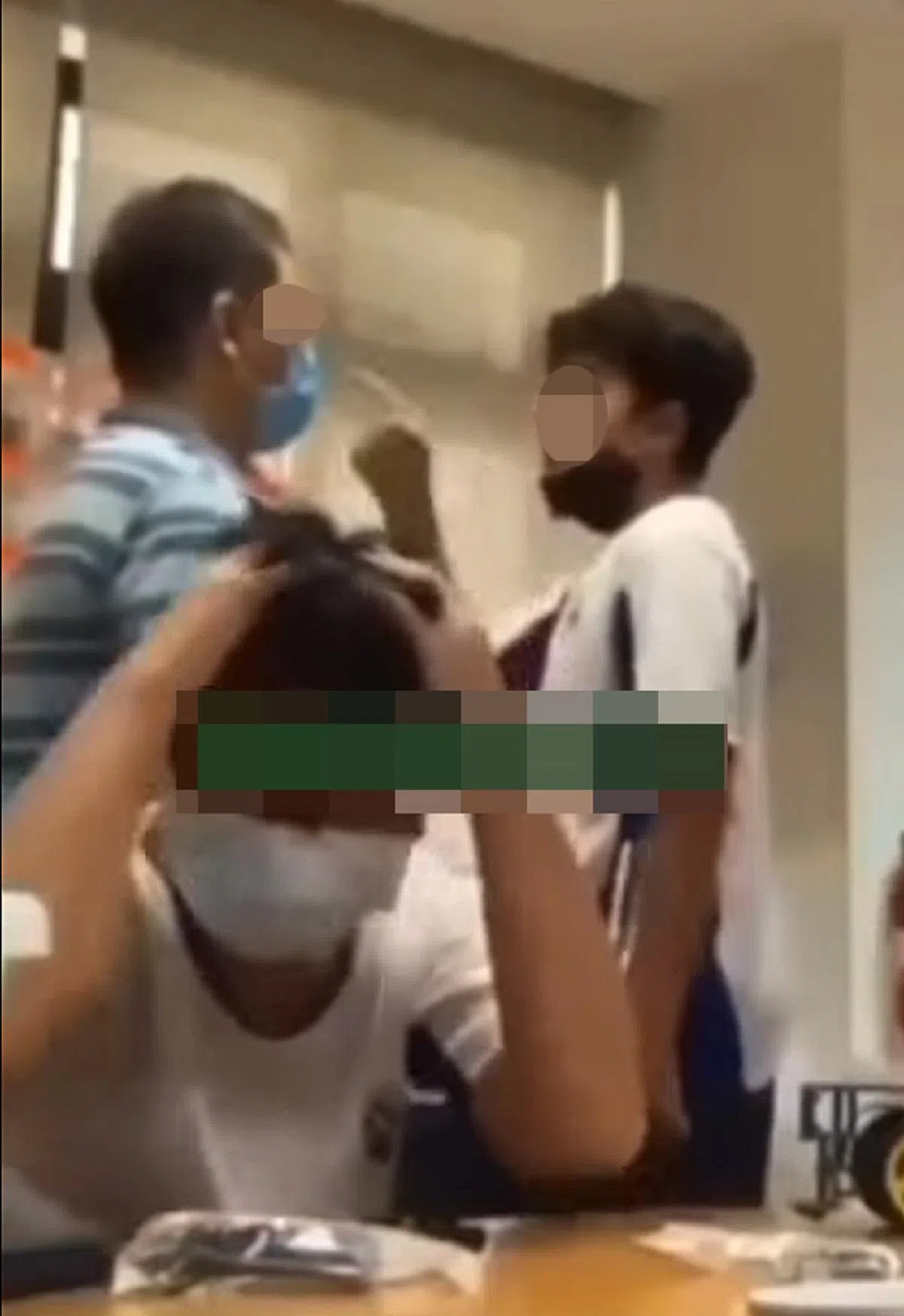 去年8月，新加坡圣安德烈中学一名男生用食指指着教师，甚至扬言要了他的命。（视频截图）