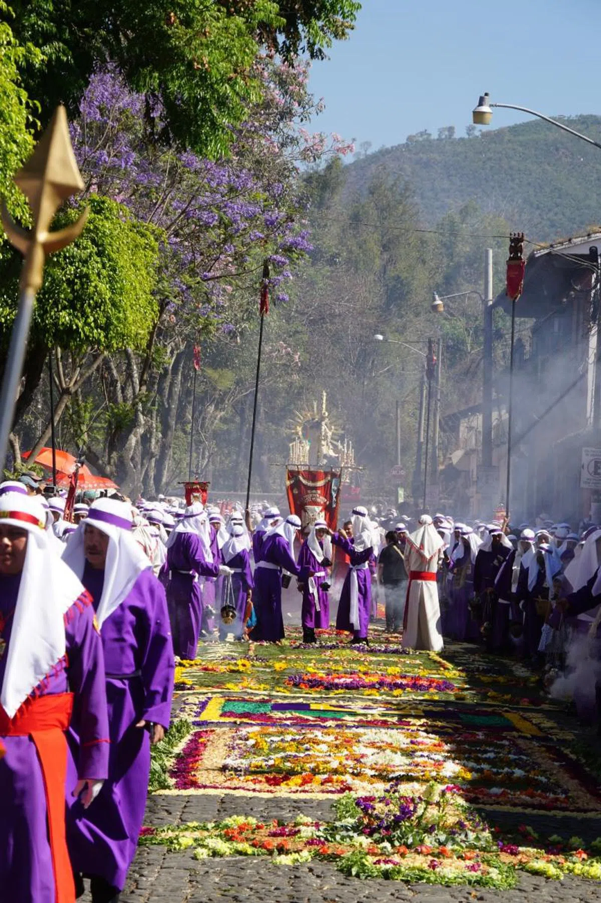 游行的队伍一经过，费尽的心思在一瞬间就被一地的狼藉所取代。（叶孝忠摄）